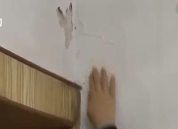 郑州装饰公司获悉：重庆市民称假期在家看瀑布，房屋漏水漏到怀疑人生