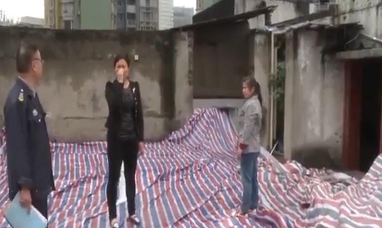 郑州装饰公司获悉：重庆市民称假期在家看瀑布，房屋漏水漏到怀疑人生